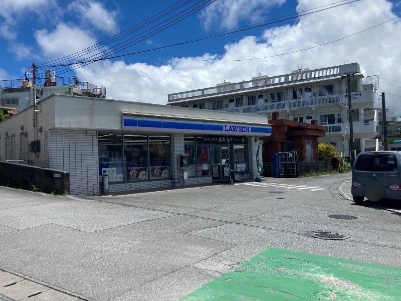 コンビニ　ローソン沖縄コザ高校前店（コンビニ）まで177m