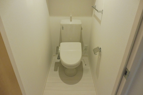 トイレ　落ち着いた色調のトイレです