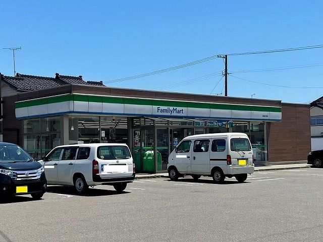コンビニ　ファミリーマート柏崎比角店（コンビニ）まで140m