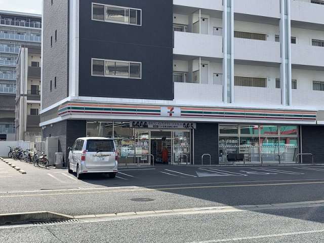 コンビニ　セブンイレブン（コンビニ）まで520m