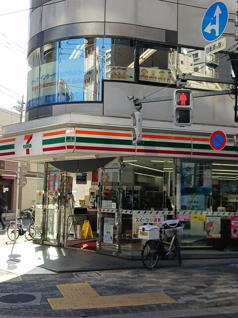 コンビニ　セブンイレブン（コンビニ）まで324m