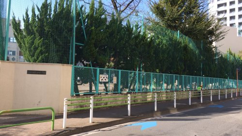 小学校　大田区立入新井第一小学校（小学校）まで122m