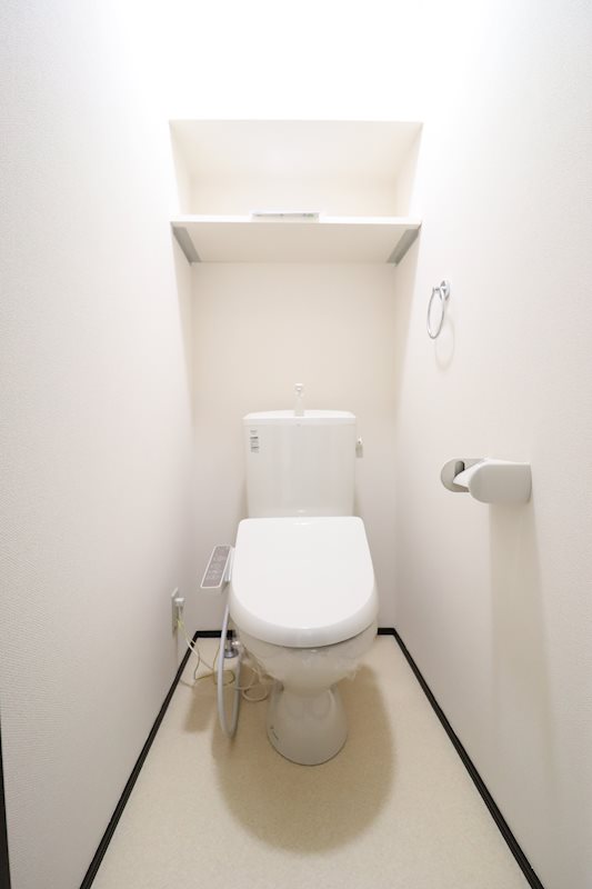 トイレ　温水洗浄便座付きのトイレです。