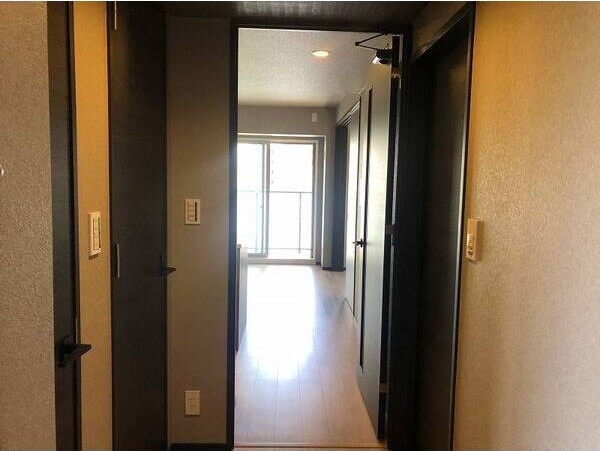 玄関　※写真は同じマンションの違う部屋のものになります。