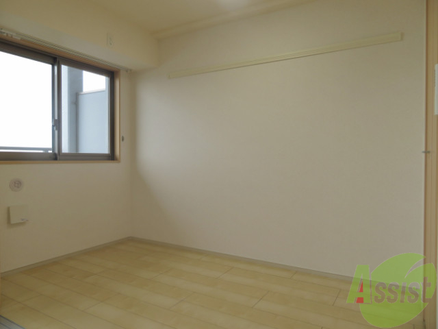 その他部屋・スペース　腰窓からの優しい光が入る落ち着きのあるお部屋ですね。