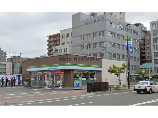 コンビニ　ファミリーマート北海道大学前店（コンビニ）まで140m