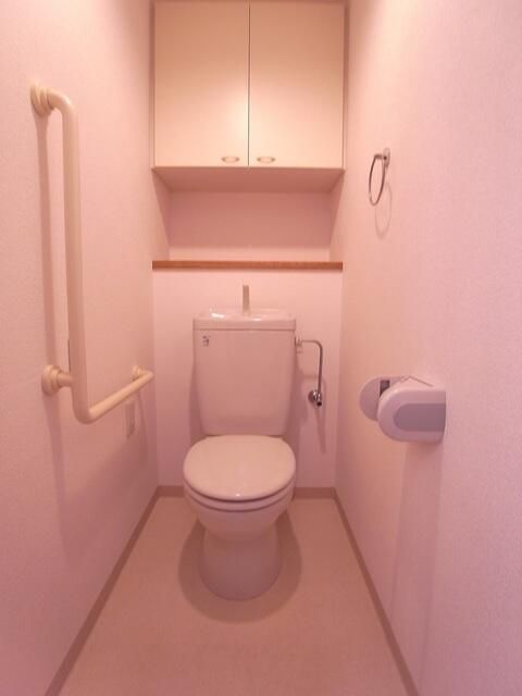 トイレ　落ち着いた色調のトイレです
