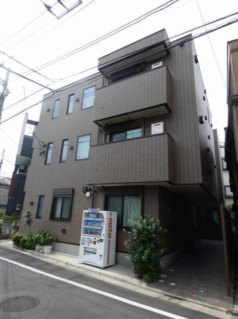 建物外観　３階建ての賃貸マンション