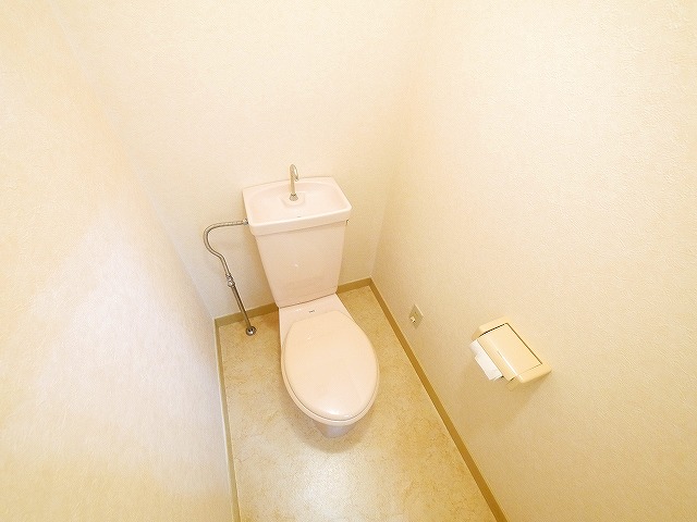 トイレ　落ち着いた色調のトイレです