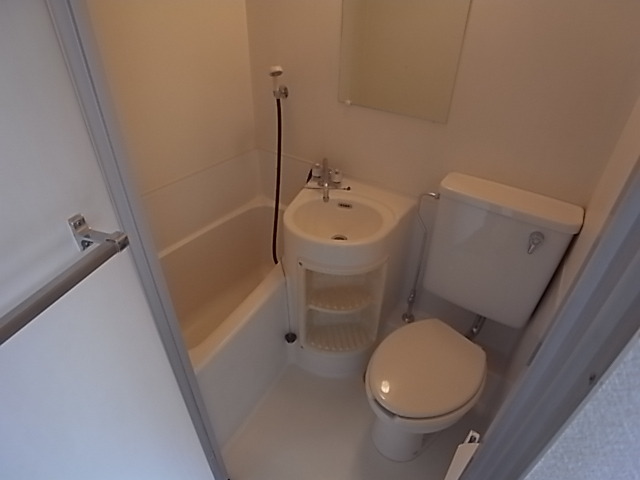バス・シャワールーム　トイレとお風呂が一緒だとお掃除も便利ですよ