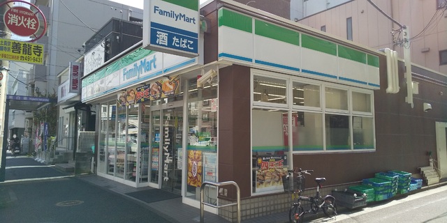 コンビニ　ファミリーマート　東白楽駅前店（コンビニ）まで700m