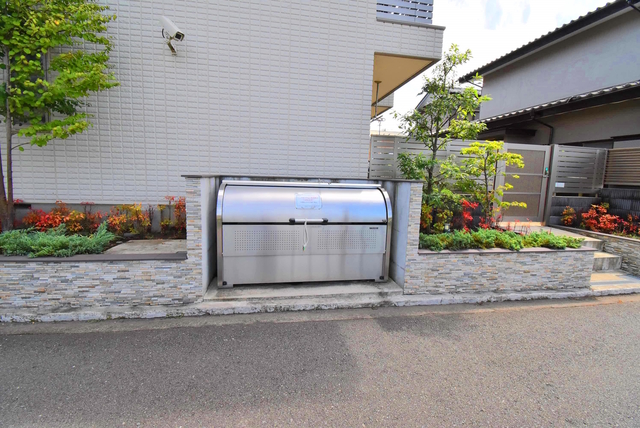その他共有部分　鳥害の心配もなく清潔なボックスタイプのゴミ置き場！