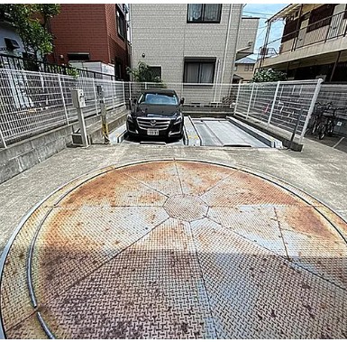 駐車場　駐車場があるので、車を買う予定の方も安心です