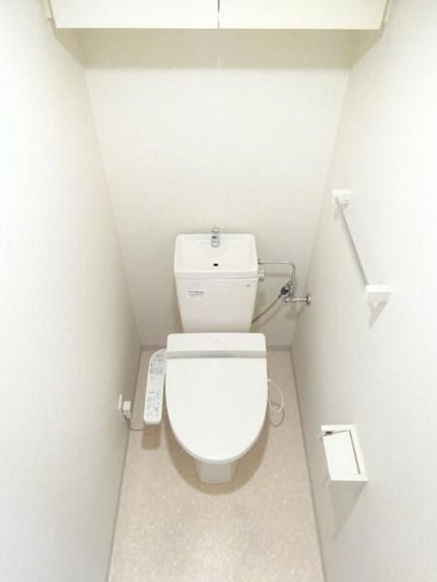 トイレ　落ち着いた色調のトイレです