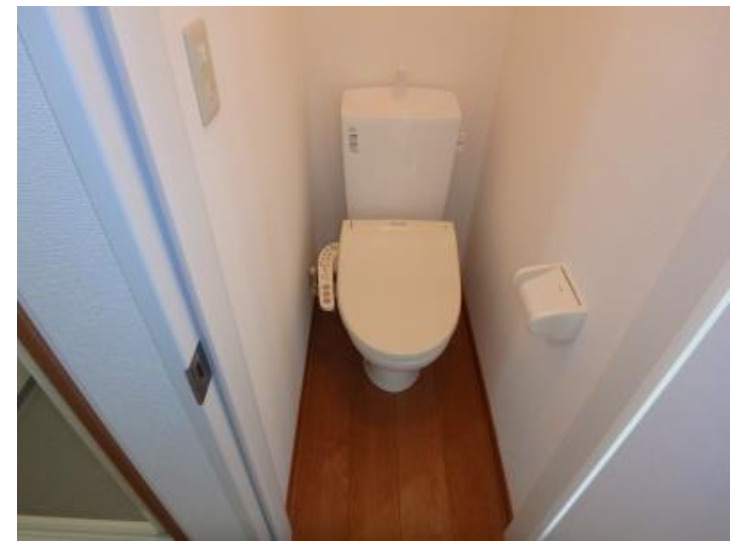 トイレ　落ち着いた色調のトイレです