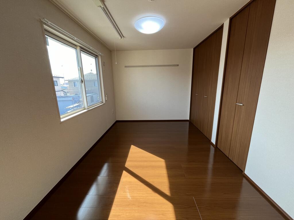 その他部屋・スペース　洋室部分・収納を備えた、明るいお部屋です♪※同物件参考写真