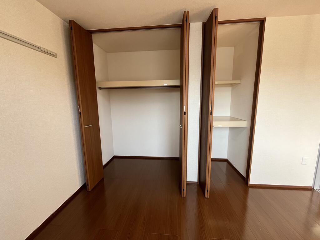 収納　収納部分・たっぷり使えるクロゼット、壁掛けあり♪※同物件参考