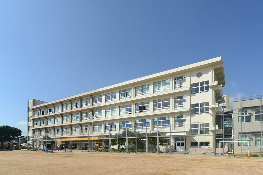 小学校　石巻市立釜小学校（小学校）まで640m