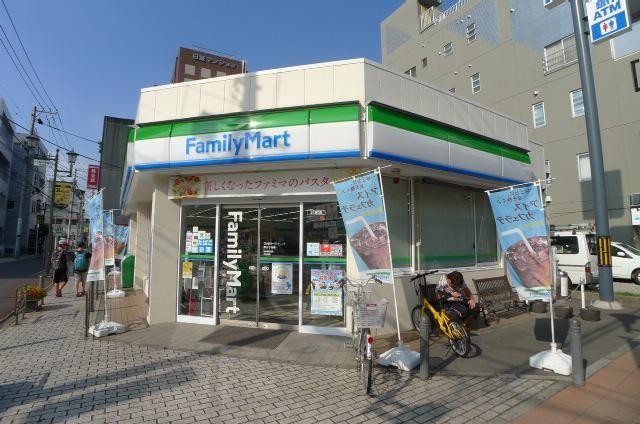 コンビニ　ファミリーマート（コンビニ）まで158m