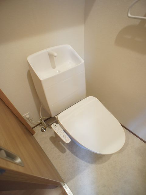 トイレ　温水洗浄暖房便座機能付きです♪