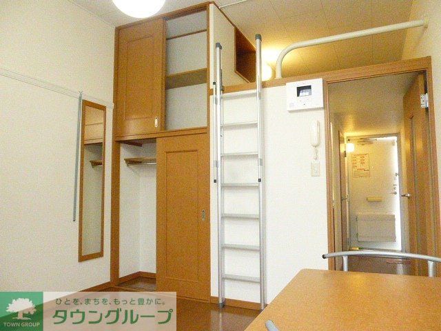 居室・リビング　1階はフローリング、2階はじゅうたんです。