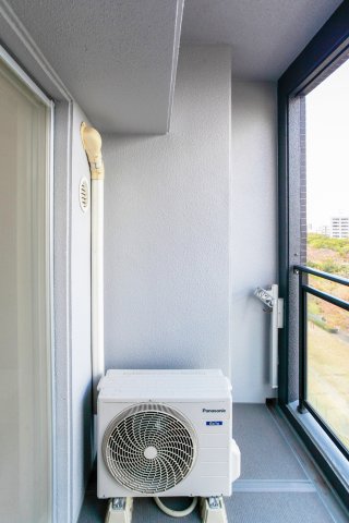 バルコニー　別号室のものです。現状優先になります。 ※床・設備の色はお部