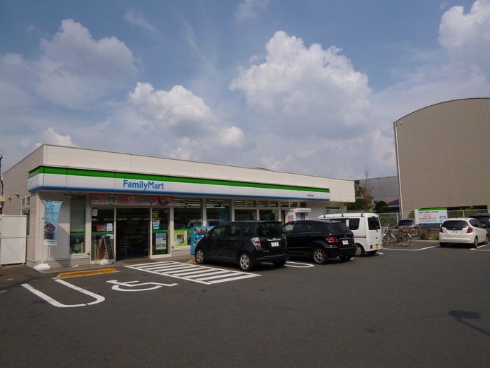 コンビニ　ファミリーマート（コンビニ）まで240m