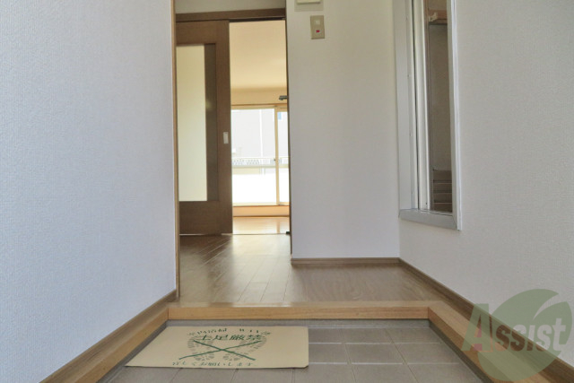 玄関　玄関入って正面がリビングになります。