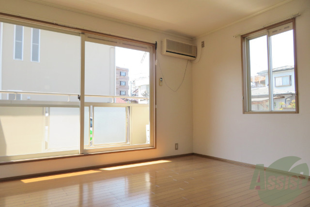 居室・リビング　大きな窓なので部屋が明るい印象です。