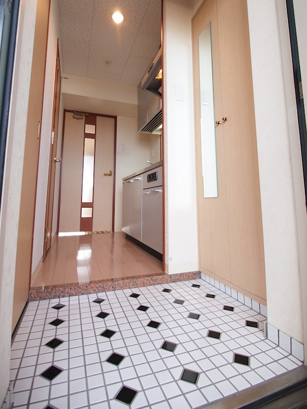 玄関　おしゃれな玄関。床色、建具の色は現況優先となります。