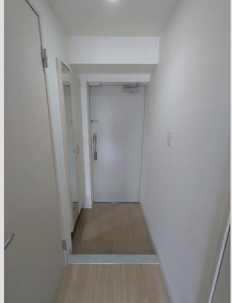 玄関　※写真は同じマンションの違う部屋のものになります。