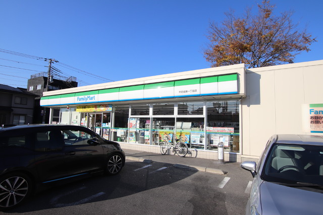 コンビニ　ファミリーマート甲府城東一丁目店　徒歩９分（コンビニ）まで700m