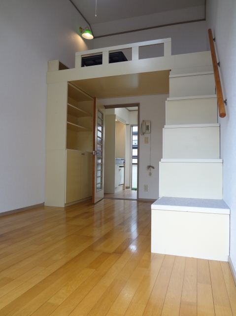 居室・リビング　天井が高く開放感のあるお部屋です