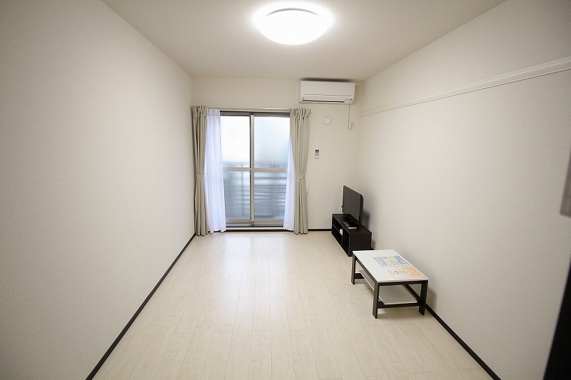 居室・リビング　落ち着く色合いのお部屋です
