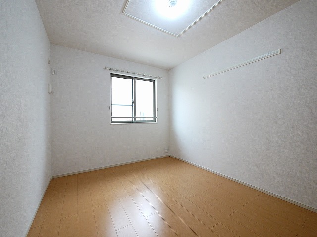 その他部屋・スペース　落ち着いて過ごせるお部屋なので、寝室にいかがでしょうか