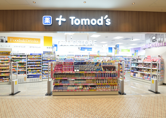 ドラックストア　トモズ東京ミッドタウン店（ドラッグストア）まで334m