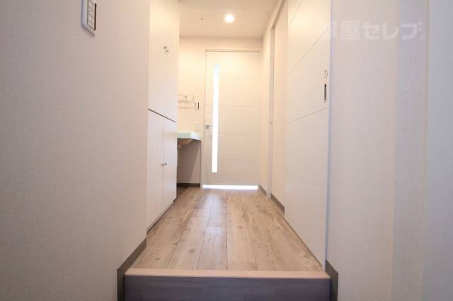 その他部屋・スペース　玄関からの眺めです。扉閉めてても光が通る作りになってますよ