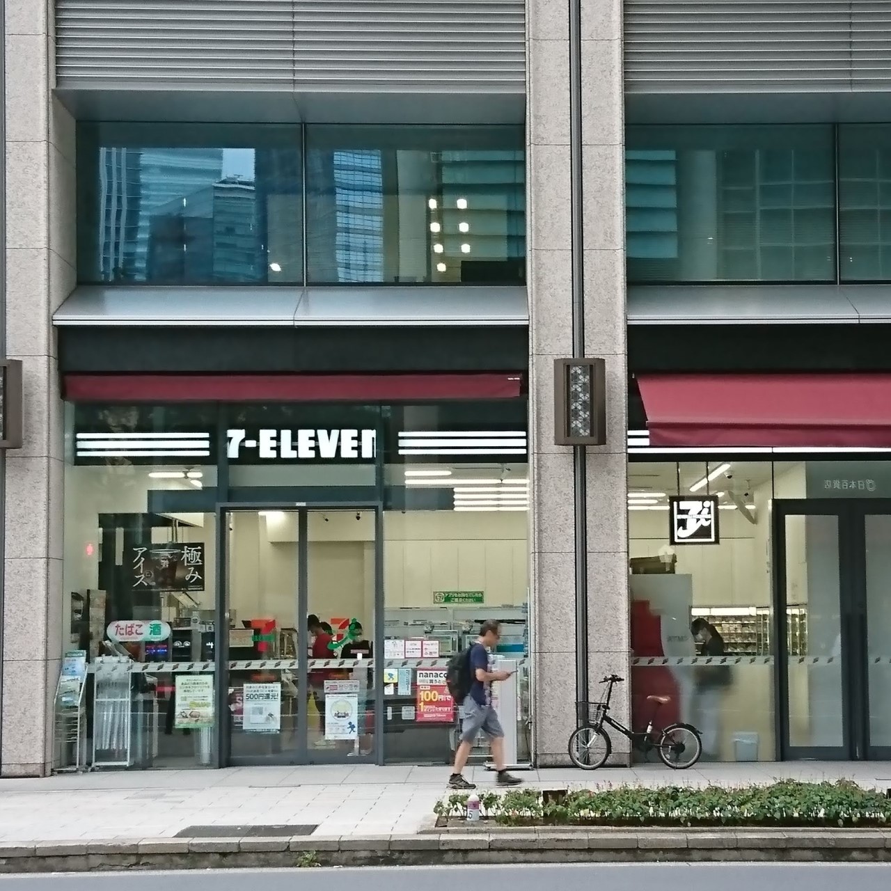 コンビニ　セブンイレブン新宿神楽坂3丁目店（コンビニ）まで74m