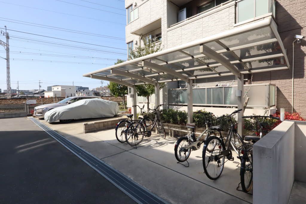 建物外観　敷地内屋根付き駐輪場