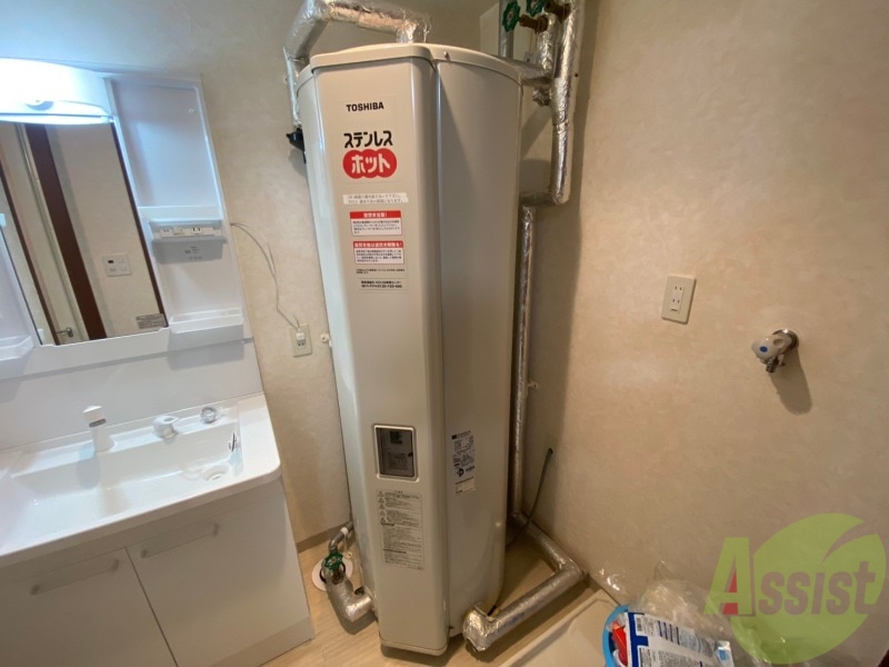その他設備　洗面所の横には温水器が付いてます。
