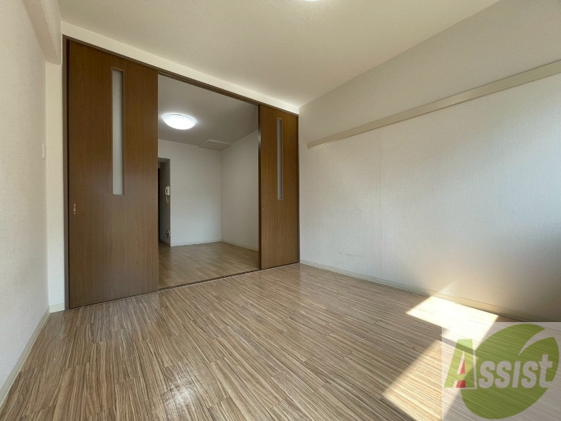 その他部屋・スペース　寝室はこちらです。光が差し込む、温かみのあるお部屋です。