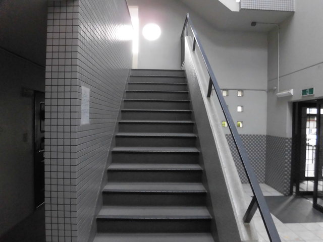 その他共有部分　綺麗な階段です