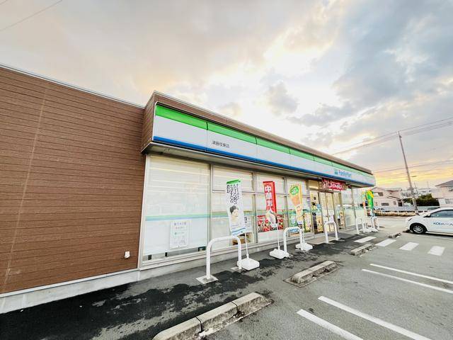 コンビニ　ファミリーマート津藤枝東店（コンビニ）まで709m