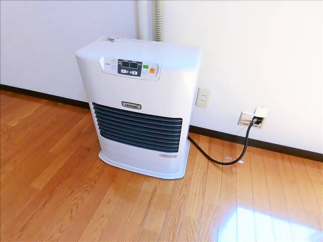 その他設備　灯油ＦＦストーブです。