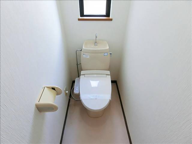 トイレ　温水洗浄便座です。