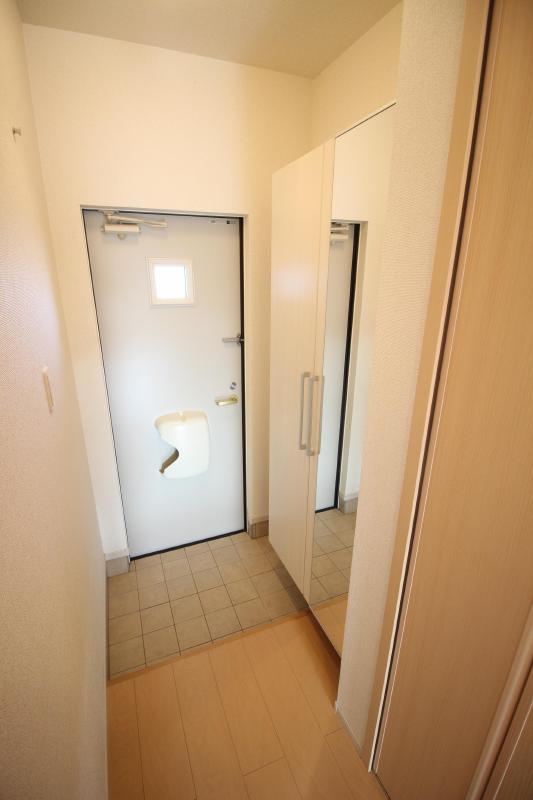 玄関　トールタイプのシューズボックス付き