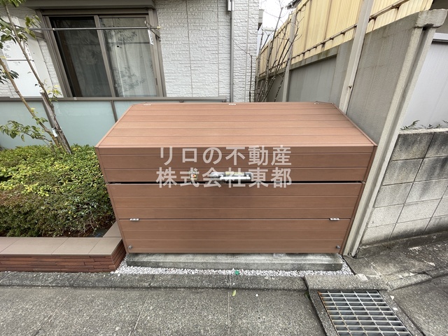 その他共有部分　蓋つきのゴミ置き場あります。衛生的ですね♪