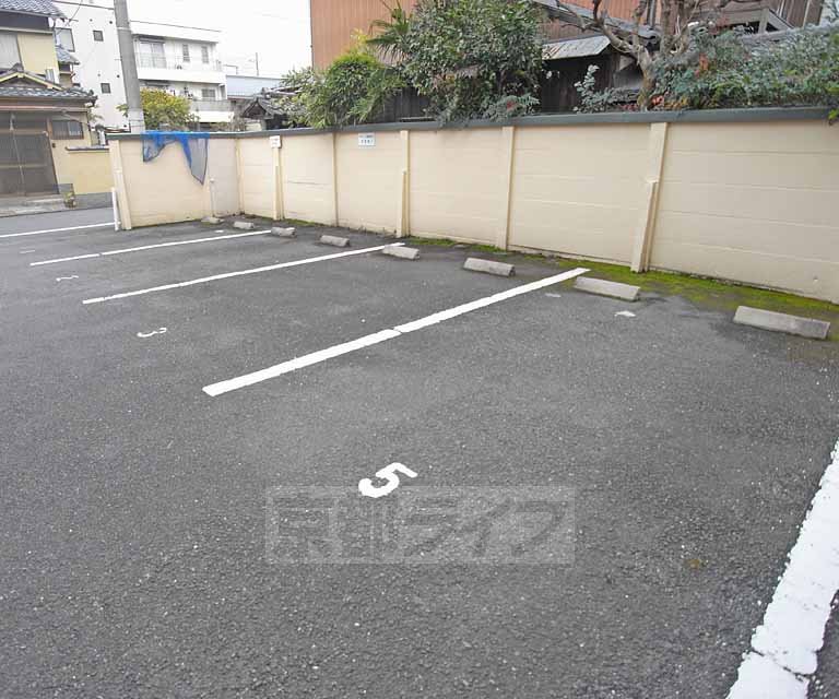 駐車場　マイカー派の方に嬉しい駐車場付きです。