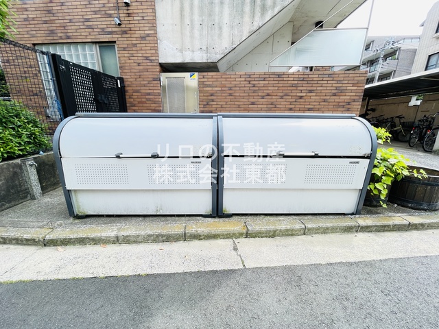 その他共有部分　ＢＯＸタイプのごみ置き場で清潔ですね♪