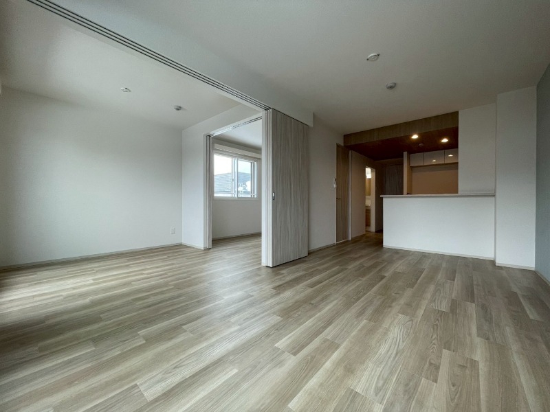 居室・リビング　日当たりが良くて心地よく過ごせそうなお部屋です。
